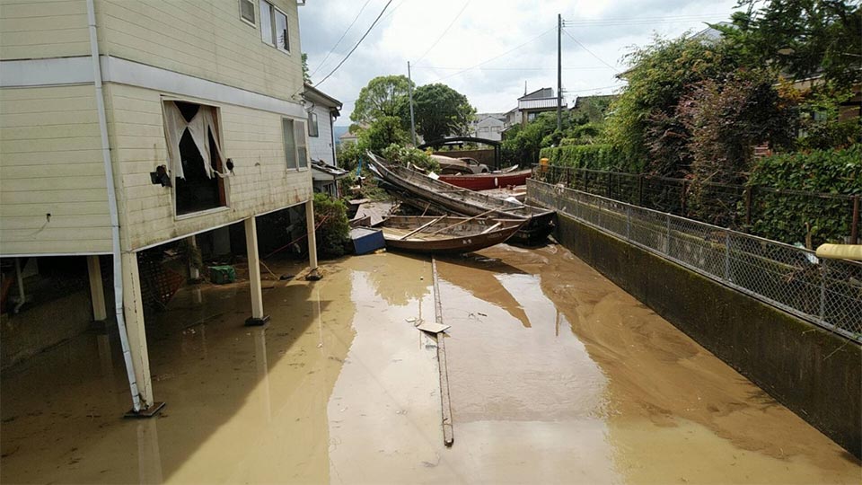 事務所や店舗は泥まみれとなり、所有していた舟12艇は傷つきボロボロの姿で道路などで発見されました