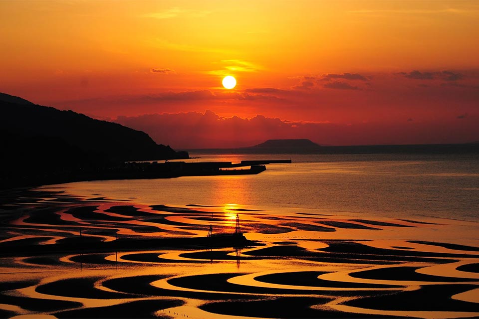 「日本の夕陽百選」にも選定された絶景スポット「御輿来(おこしき)海岸」