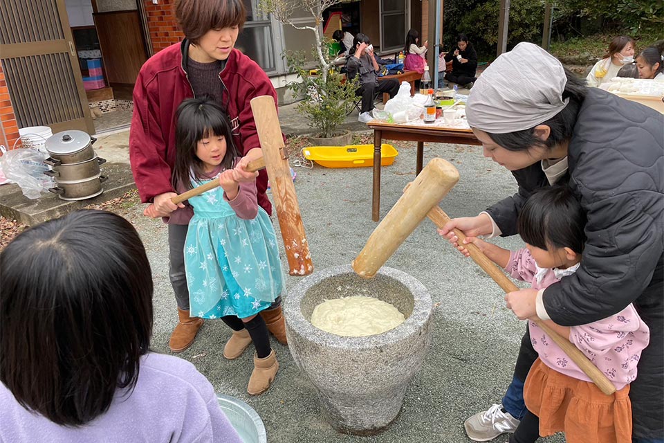 彩加さんが携わる「子育てほっとROOM」では、時に自宅に参加者を招き、団らんしながらイベントを楽しんでいます