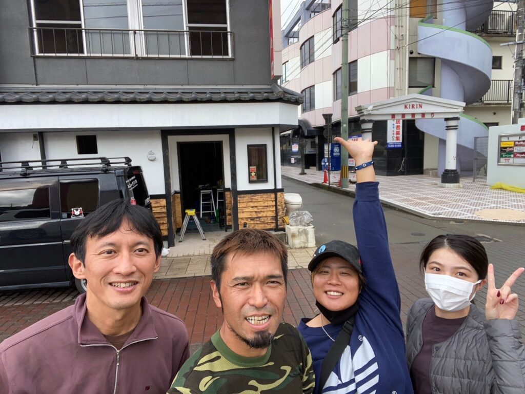 食堂となる店舗も水害の被害を受けていたため、江川さんと嶋村さん(左から2人目)は、カビの除去・消毒、リフォーム工事なども仲間と共に行い、開業にこぎつけました
