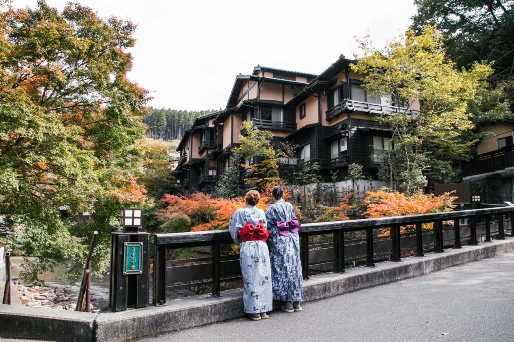 熊本県と大分県の県境に位置し、30軒の宿が集まる黒川温泉郷