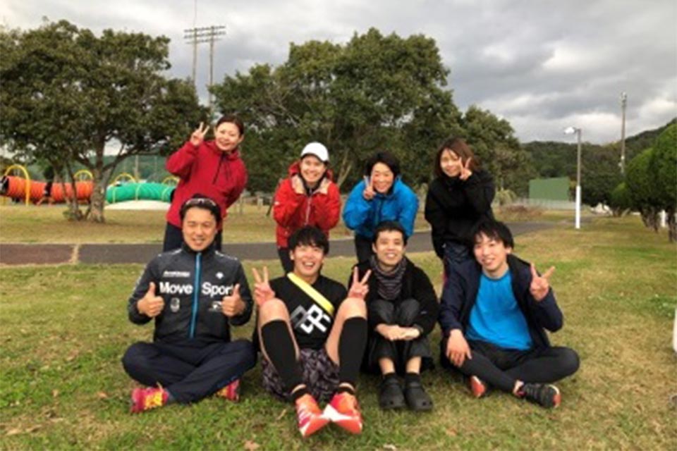 山内さんが立ち上げた「上天草ランニングチーム」(後列左端が妻・美紗子さん）。「健康マラソン発祥の地」でもある上天草市で、「年齢に関係なく気軽にできるランニングの楽しさを多くの人に知ってらいたい」と思いで活動しています