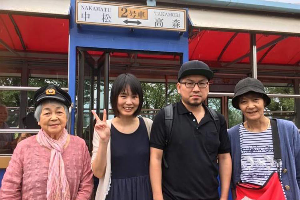 妻・円花さん(左から2番目)ら親戚と共に写る髙橋さん(左から3番目)。現在よりも20キロ以上重かったとか