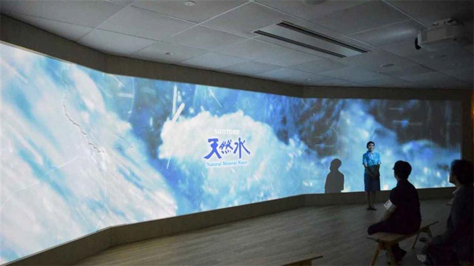 サントリー、九州熊本工場の見学ツアー刷新 「天然水」の魅力、迫力の映像で