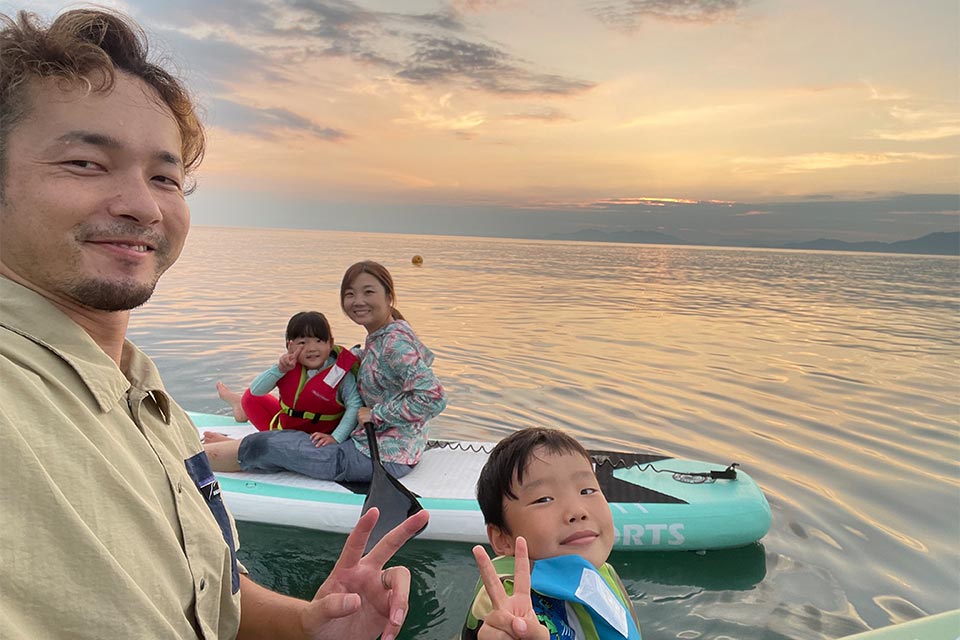 休日は、家族で山菜採りや海でSUPに興じるなど、自然を満喫しながら過ごしています