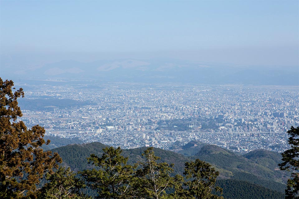 金峰山の頂上からは有明海、雲仙、阿蘇、九州山地、天草の島々などを一望できます