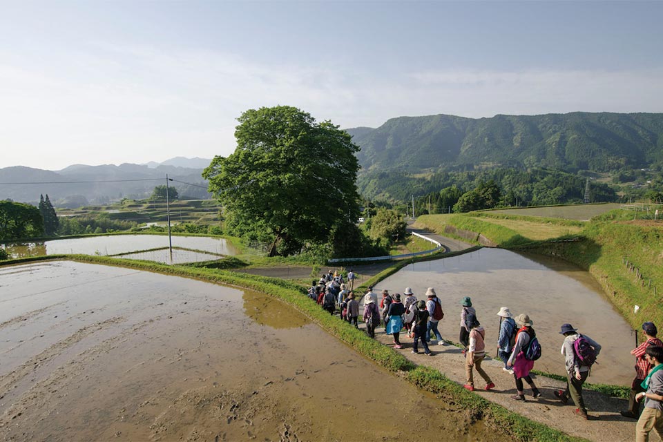 四季折々の里山の原風景を眺めながら、食を楽しみ、地域との交流を満喫できることが美里フットパスの魅力