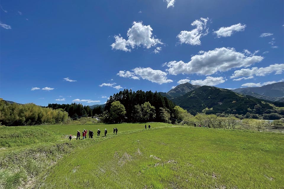 四季折々の里山の原風景を眺めながら、食を楽しみ、地域との交流を満喫できることが美里フットパスの魅力