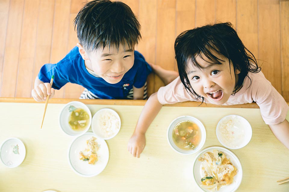 天草市の美しい海や自然、豊かな食を楽しみつつ、地域との交流の中で子育てができることから、これまでに90組を越える家族が天草市の保育園留学を利用しています。