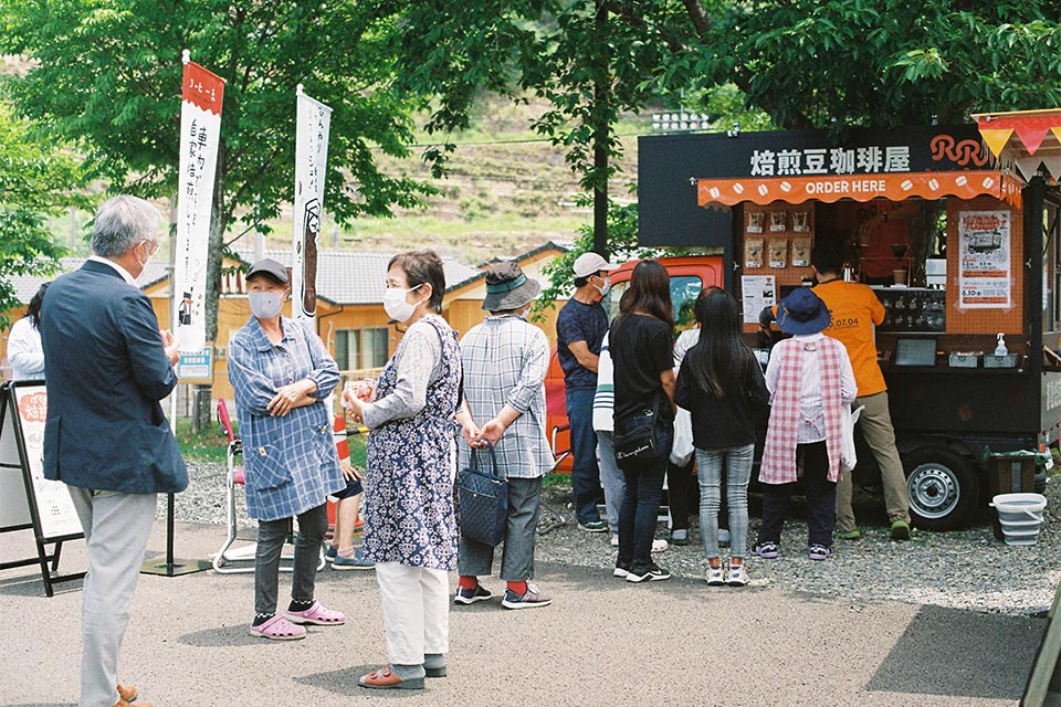 坂本地区の被災家屋の木材を使い、1年かけて作られた焙煎車。2022年6月から活動を始め、被災地でコーヒーを振る舞いました