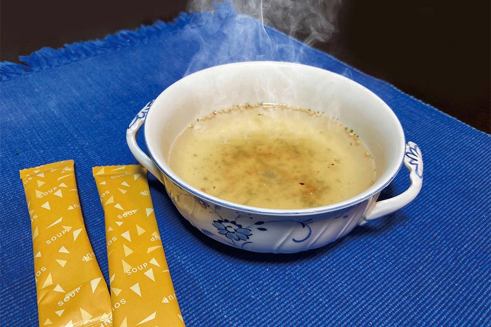 カップに入れてお湯を注ぐだけなので簡単