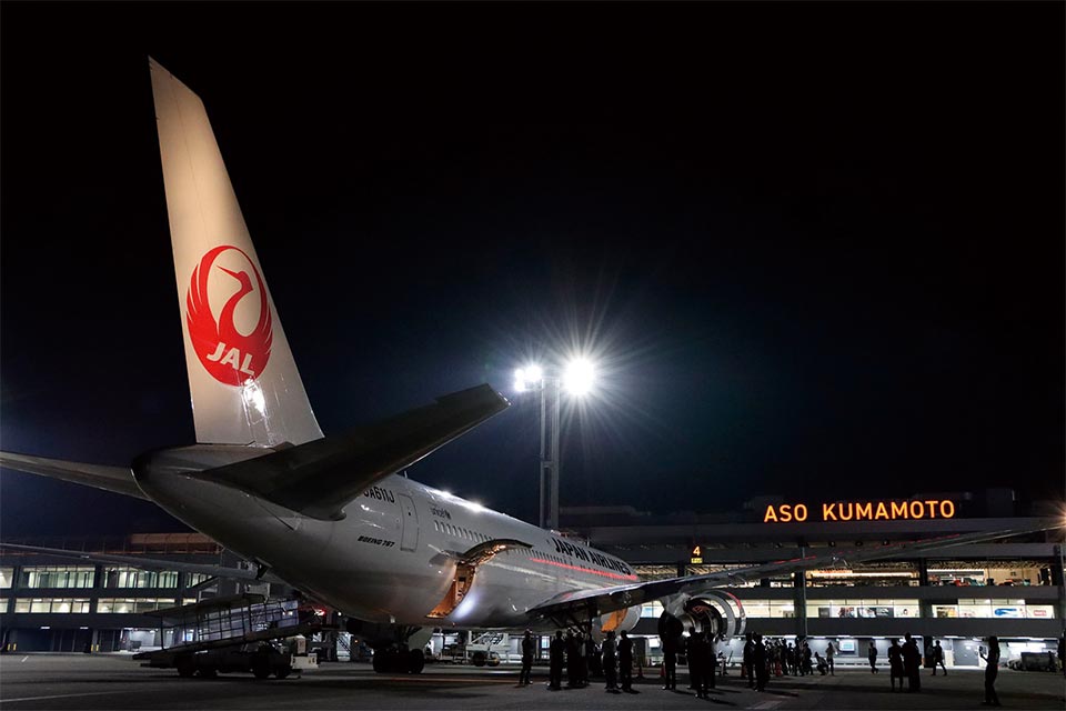 阿蘇くまもと空港 夜の飛行機見学会 旅客がいない夜の空港を訪れ、夜間駐機しているJAL航空機内を見学できます