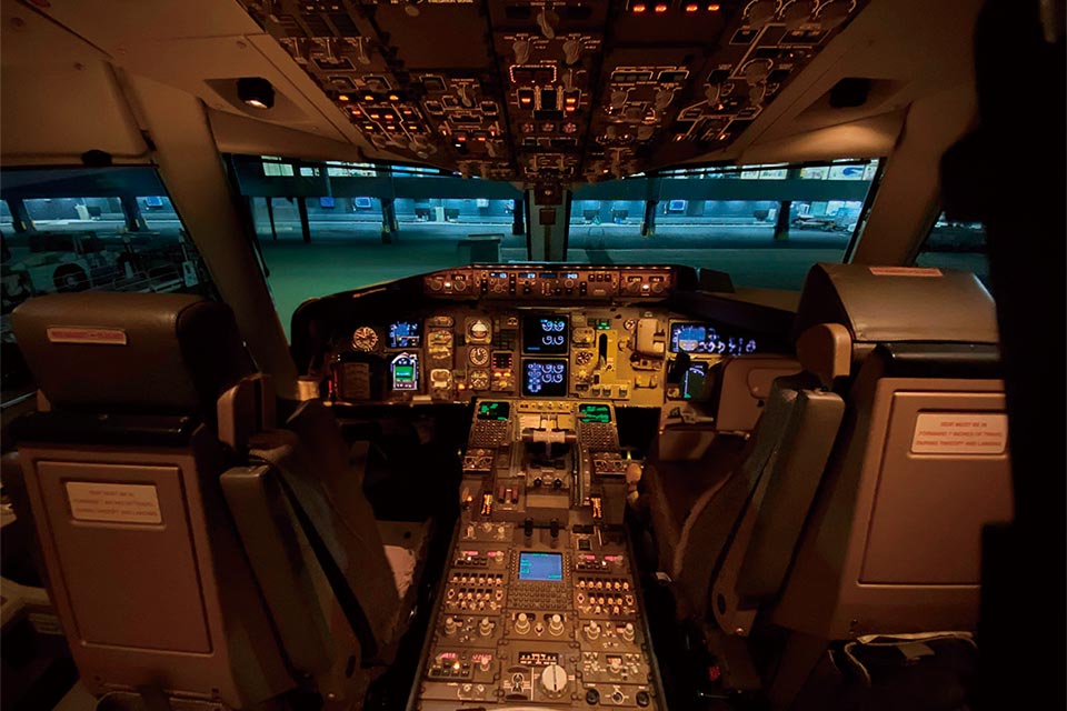 航空機内や駐機場で客室乗務員や整備士などから解説を受けながら、普段立ち入ることのできない設備内部を見学できます
