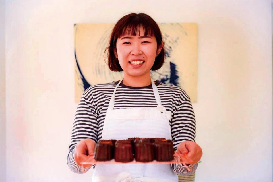 フランス発祥の洋菓子“カヌレ・ド・ボルドー”を阿蘇カルデラの形状に仕上げたスイーツ