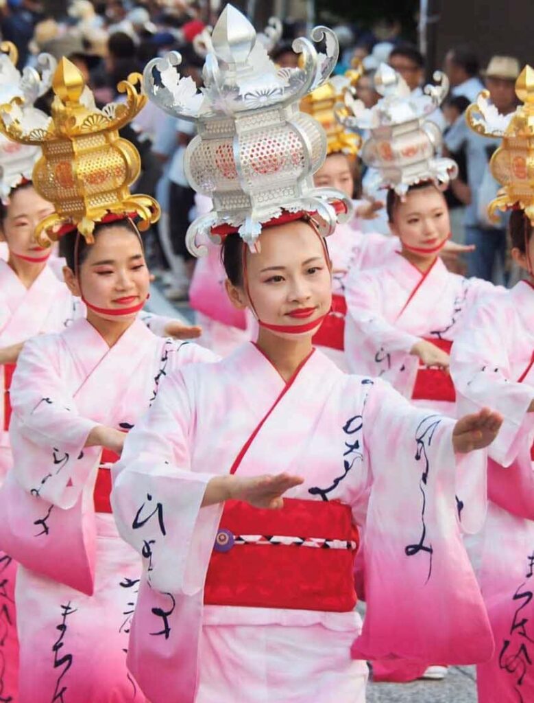 浴衣姿で金灯籠を頭に載せ、あなたも灯籠娘気分を味わってみては?