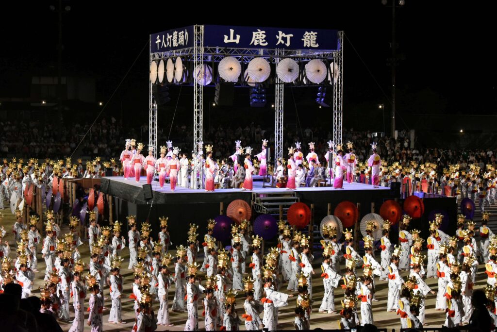 2日間にわたり開催される山鹿灯籠まつりのクライマックスの千人灯籠踊り