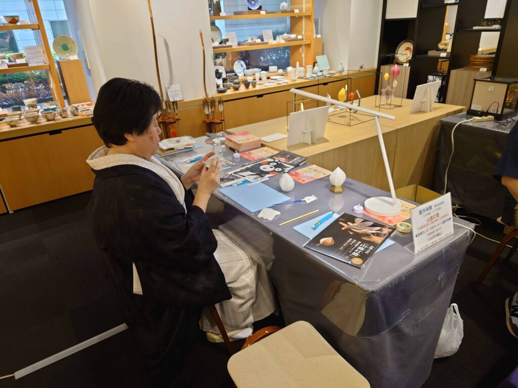 山鹿灯籠制作体験は1時間ほど。当日空きがあれば、数名なら予約なしでも体験可