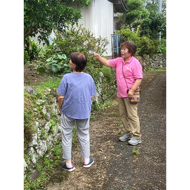 コース付近に住む住民と話す井澤るり子さん（右）