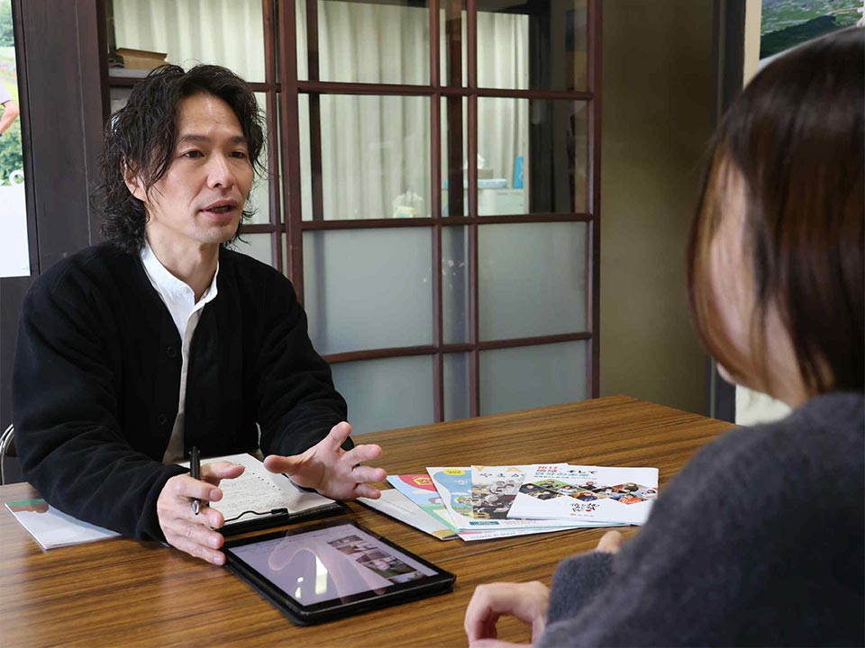 自身の経験を踏まえ、移住希望者一人一人に寄り添って相談に乗る田河さん