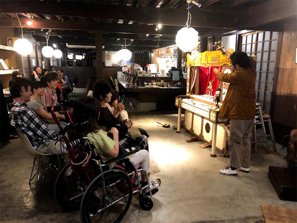 移住者同士でつながるための交流会も開催。写真で人形劇を披露しているのも、山鹿市鹿北町に移住した大道芸人