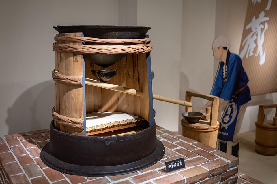展示室では明治～大正時代にかけて行われていた焼酎造りの行程が、実際の道具などを使って解説されています