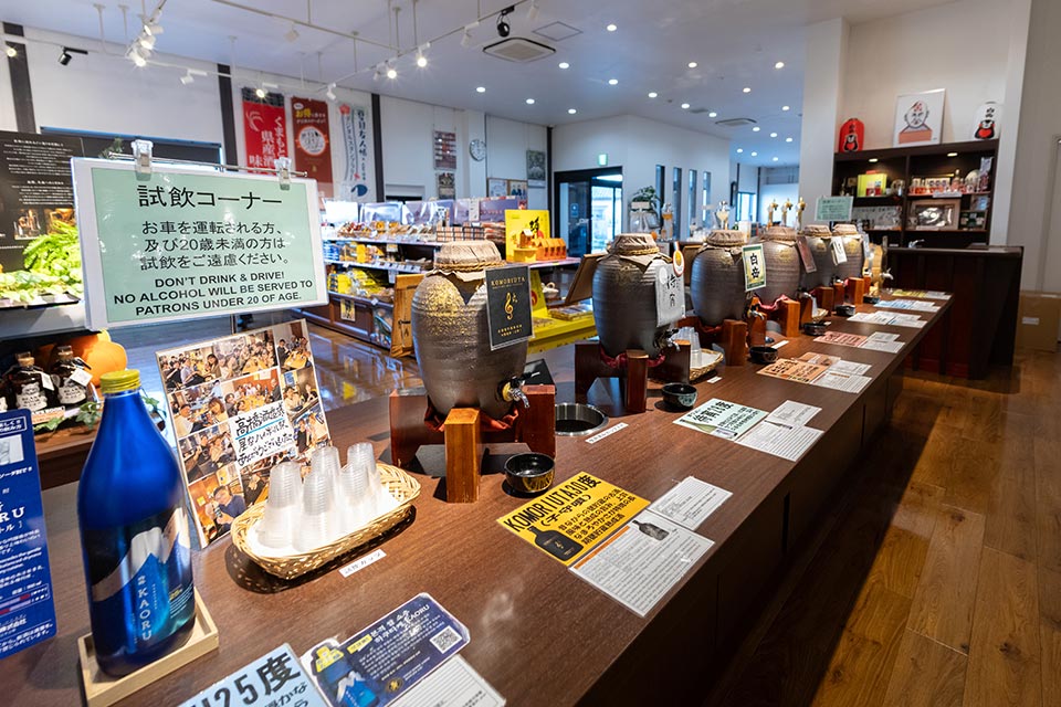 試飲コーナーでは、スタッフがそれぞれの焼酎の味の違いや美味しい飲み方を丁寧に説明してくれます