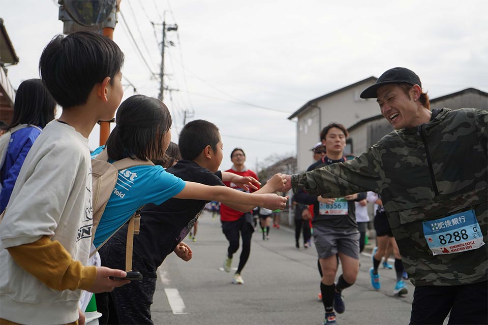 地元の特色豊かなフード類が提供されるエイドステーションもランナーに人気です