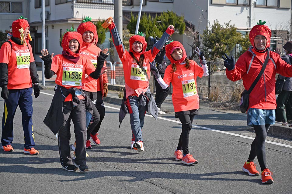 玉名いだてんマラソン／横島いちごマラソン大会は、いちごとミニトマトの食べ放題を目当てに参加するランナーも多く、お祭りムードの強い大会として親しまれています