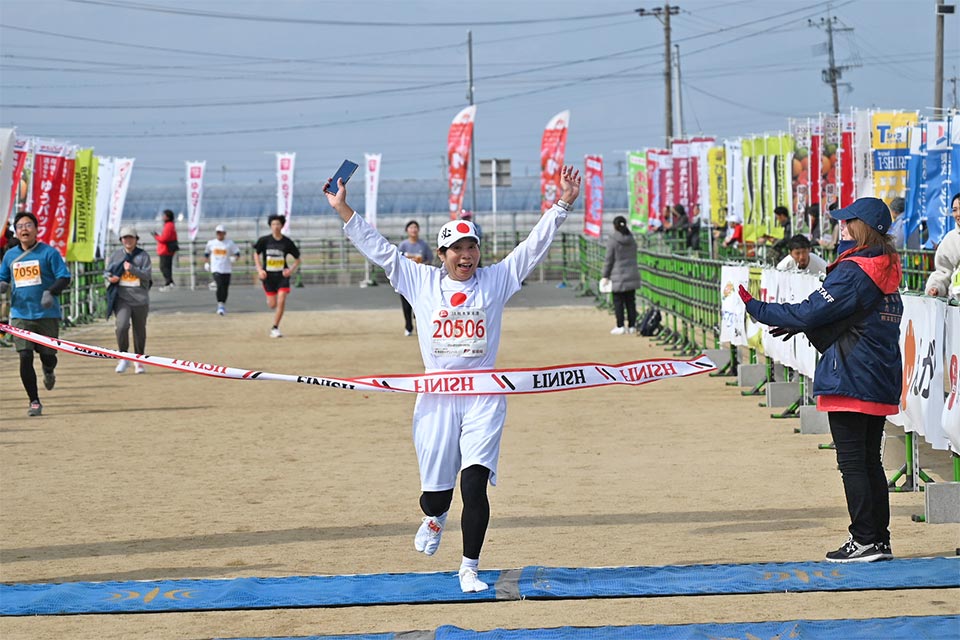 金栗四三が履いていた足袋を復刻した「金栗たび」を履いて走るユニークな種目「金栗足袋DE走」