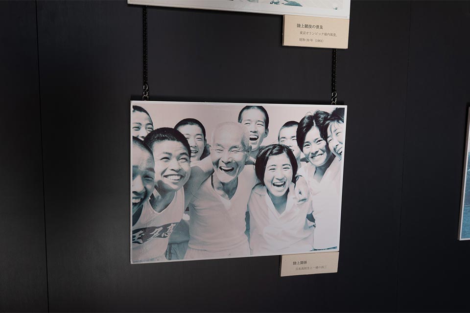 地元の玉名高校の生徒たちと。金栗四三は生涯を通じて若者たちに“走ることの楽しさ”を伝え続けた(写真は80歳頃)