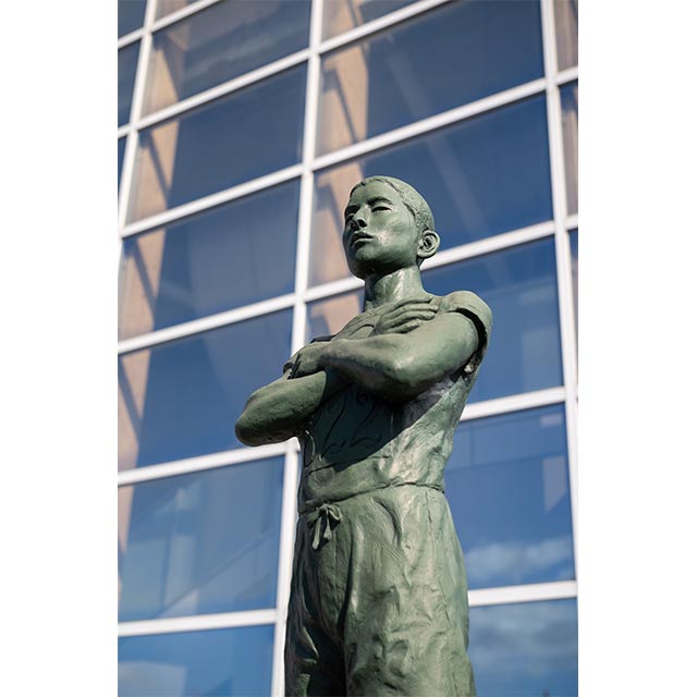 JR新玉名駅前にある青年時代の凛々しいランニング姿の金栗四三像