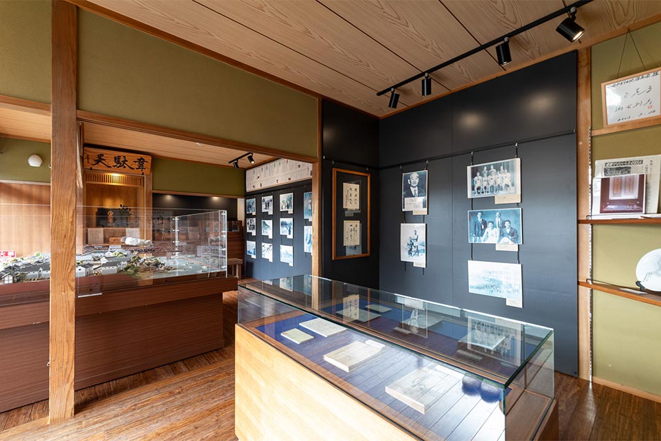 住家に隣接する資料館の内部には、著書「走れ25万キロ」の初版本のほか、大河ドラマのロケシーンを再現した高瀬船場場跡のジオラマなどもあります