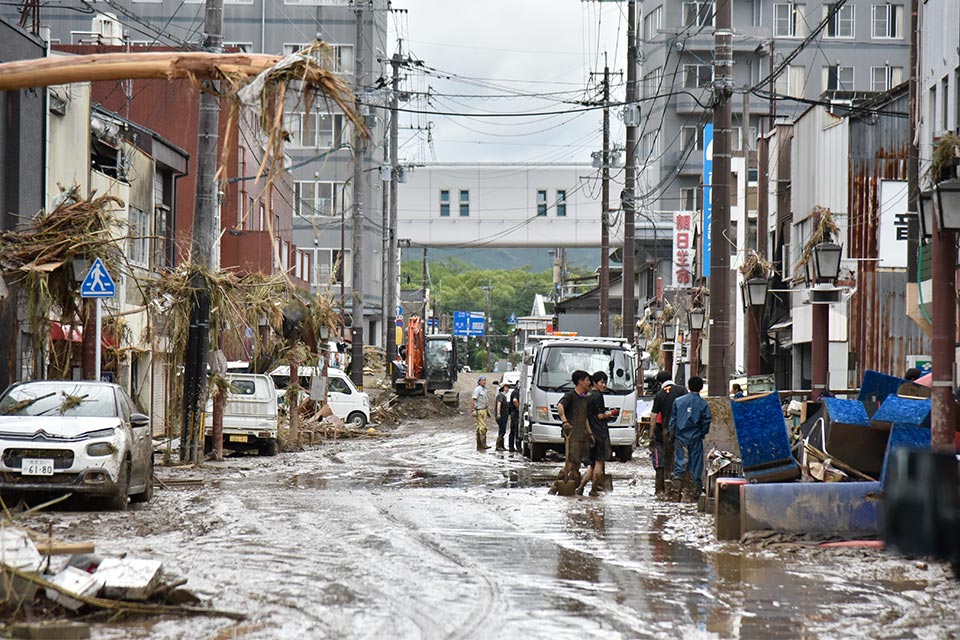 令和2年7月豪雨で被害を受けた国道445号沿いの商店街の様子。豪雨では災害関連死を含め21名の命が失われました