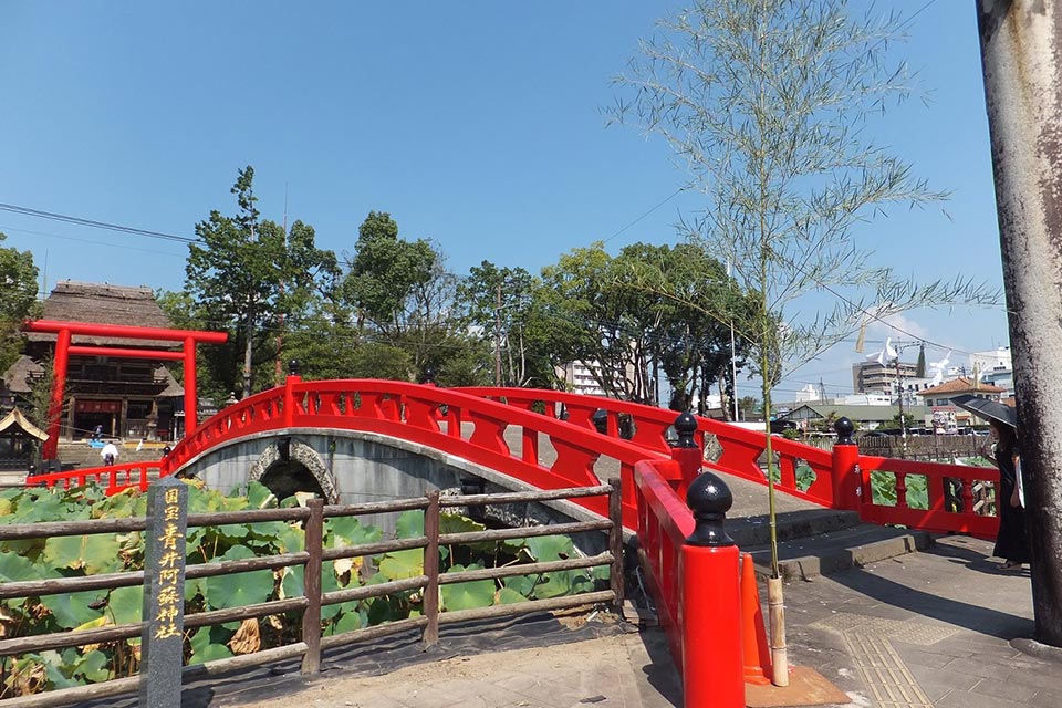 国宝・青井阿蘇神社のハス池に架かる禊橋も豪雨で損壊しましたが、2022年に無事復旧を終えました