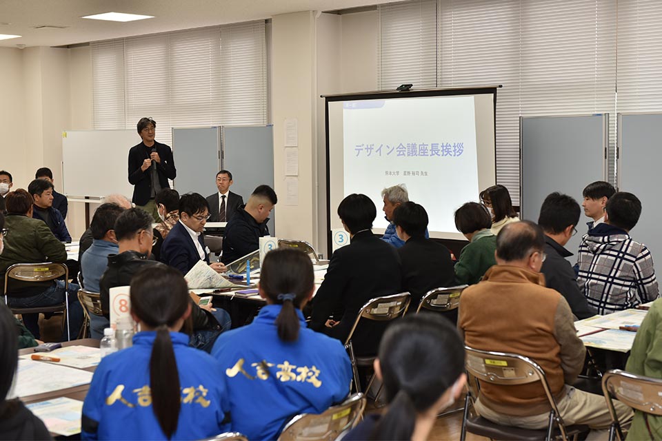人吉復興まちづくり合同意見交換会の様子。熊本大学の星野裕司教授がまちづくりデザイン会議の座長として挨拶しました