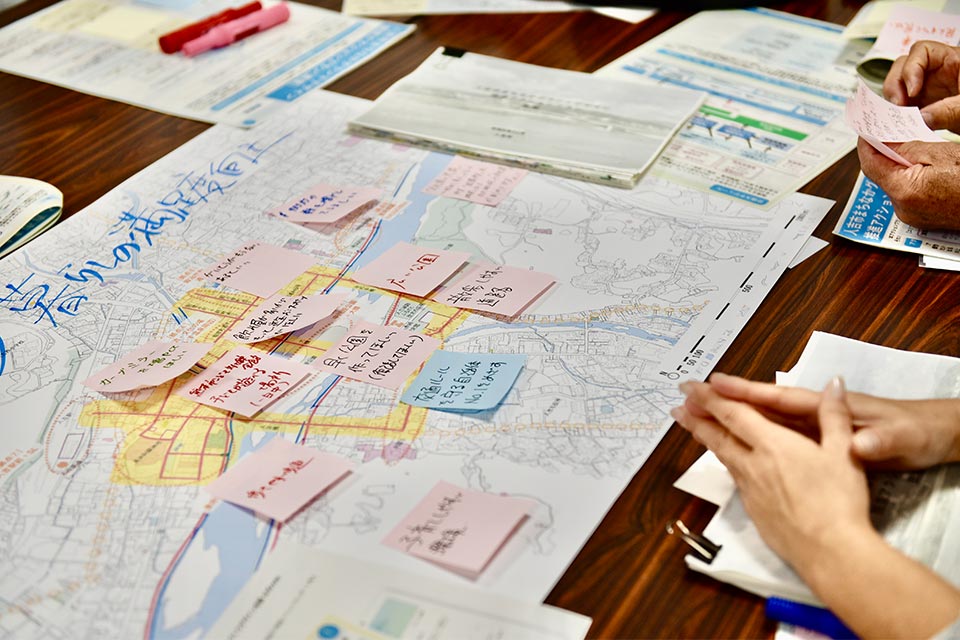 合同意見交換会の様子。「暮らしの満足度向上」「まちなか回遊のアイデア」など11のテーマに沿ってディスカッションが行われました