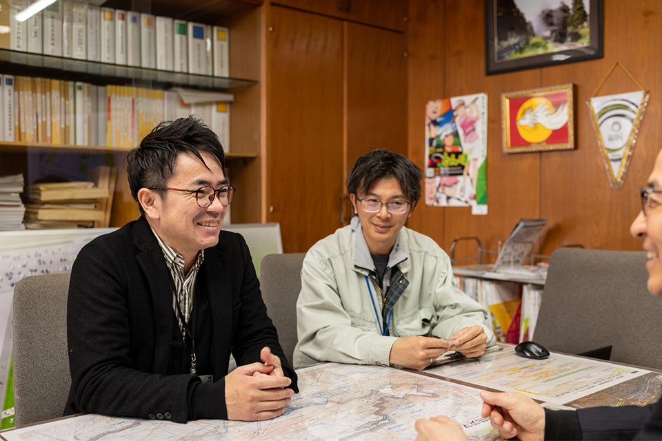 施設建設にあたって町内で重要な役割を担ってきた菊陽町総務部・井田章博さん(写真左)と都市整備部・石田慎二郎さん
