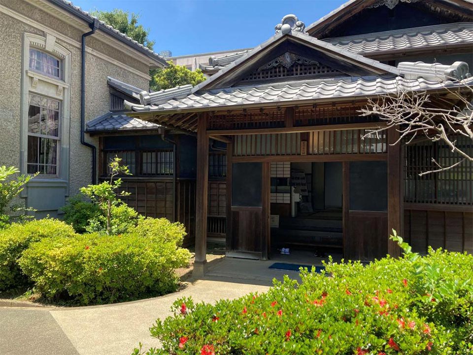 熊本に残る漱石ゆかりの地の一つ、坪井旧居。記念館として公開されていて、レプリカ原稿や五高教師時代の写真などが展示されています。