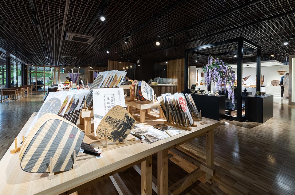 1階の工芸ショップ匠は、肥後象がんや陶磁器、刃物、木竹工品などの工芸品から、彦一こまや木葉猿などの郷土玩具まで幅広く取り揃えています