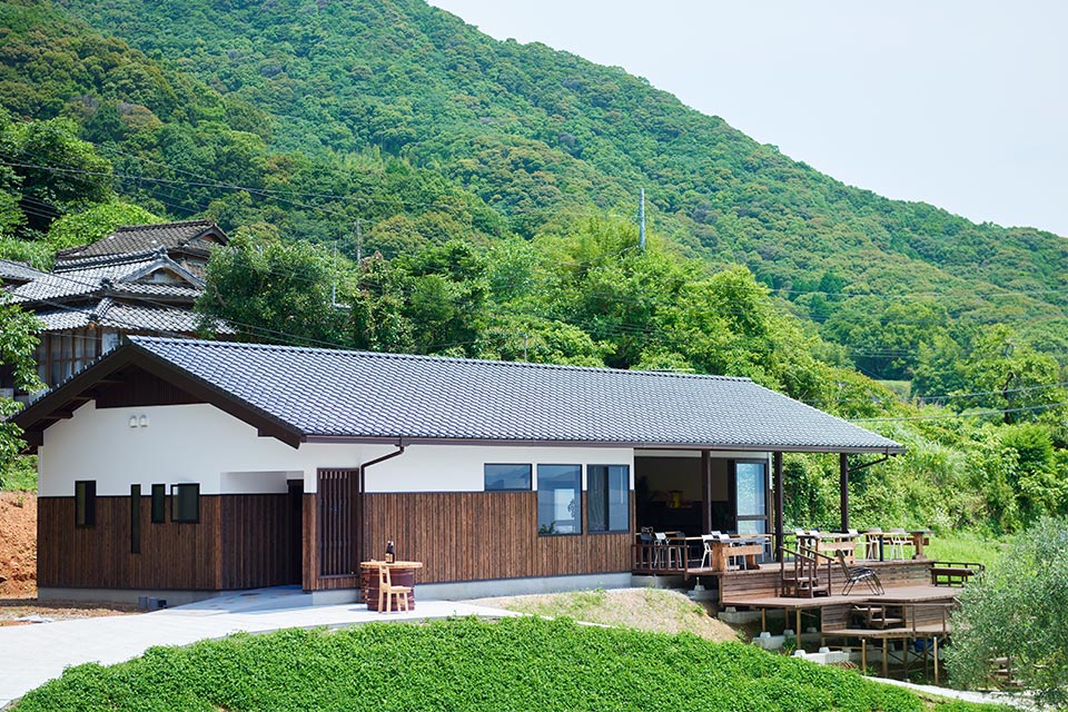 焼酎の販売や週末のカフェ営業のほか、飲食店と地元生産者とのマッチングイベントも開催するなど、地域にとって欠かせないコミュニティスペースにもなっている「カンパイアマクサ」。