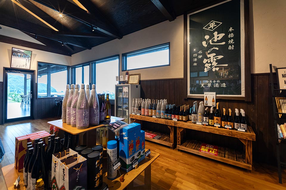 カンパイアマクサの物販コーナーでは試飲も楽しめるほか、ここだけの限定品やグッズも購入できます。