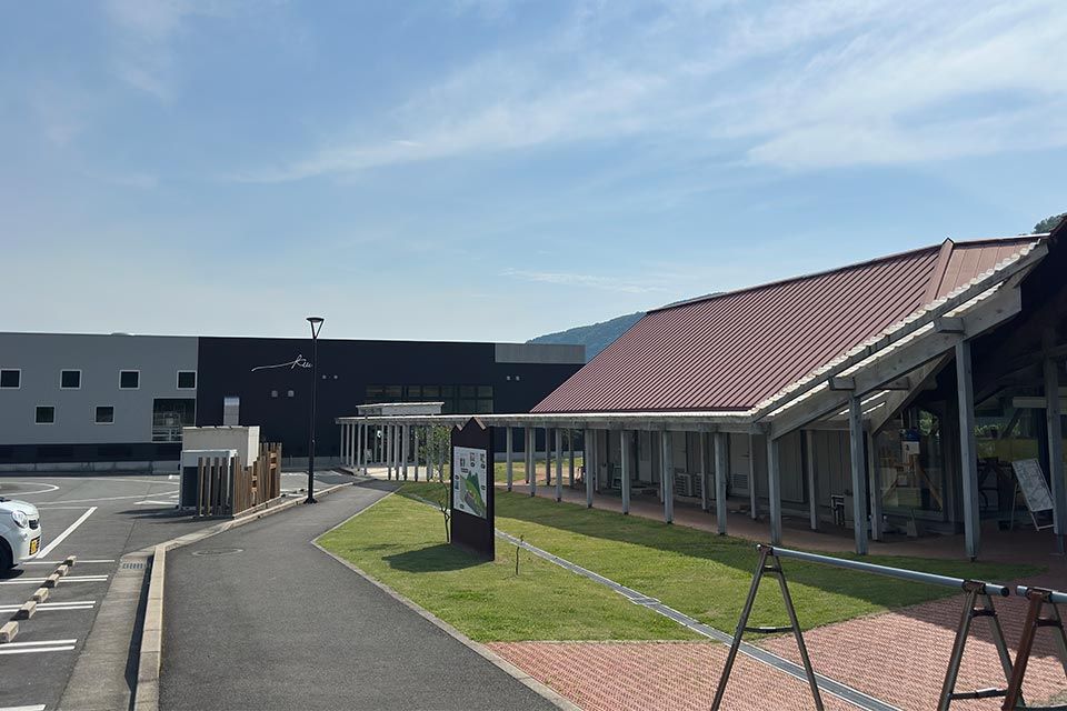 スタッフの解説付きでブドウ畑や醸造所を見学するワイナリーツアー(有料)も実施している菊鹿ワイナリー