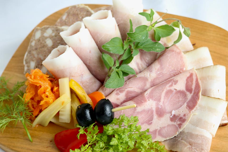 ワイナリー内にあるレストランでは熊本県産のお肉を使った料理を提供。また、自家製のハムやパテも製造・販売しています