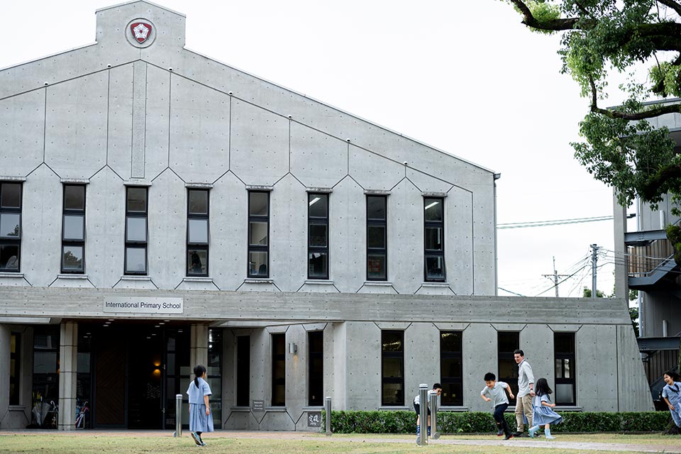 約50名の児童たちが家族的な雰囲気の中で自主的な学びを深めている九州ルーテル学院インターショナルスクール小学部