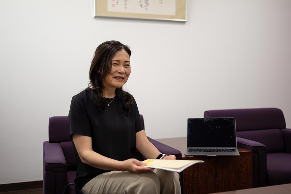 「探究で学んだことを社会貢献につなげています。英語は、その“橋渡し”の役目も担っています」と話す上妻校長