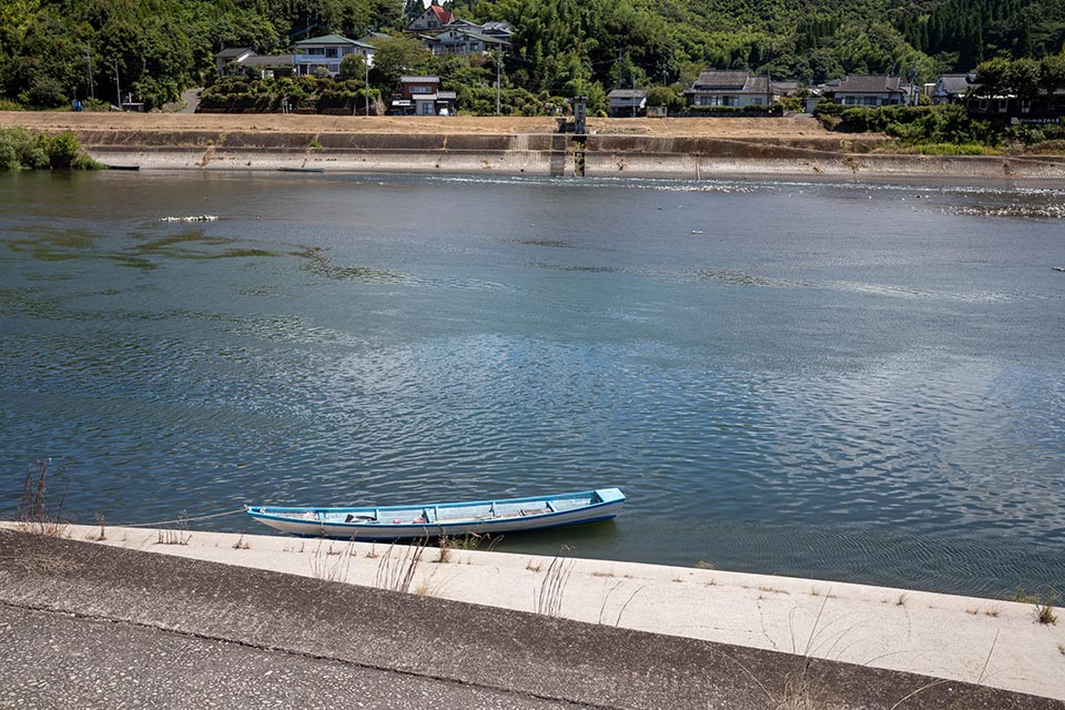 令和2年7月豪雨で甚大な被害を受けた人吉市。少しずつ復興が進み、シンボルの球磨川も今は穏やかに人吉の街を流れている