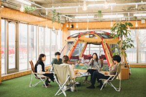 スノーピークビジネスソリューションズと連携し、2019年にオープン。コワーキングスペース「Camping Office osoto Hitoyoshi」は、ドロップイン550円(3時間)から利用可能