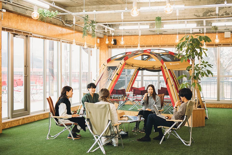 スノーピークビジネスソリューションズと連携し、2019年にオープン。コワーキングスペース「Camping Office osoto Hitoyoshi」は、ドロップイン550円(3時間)から利用可能