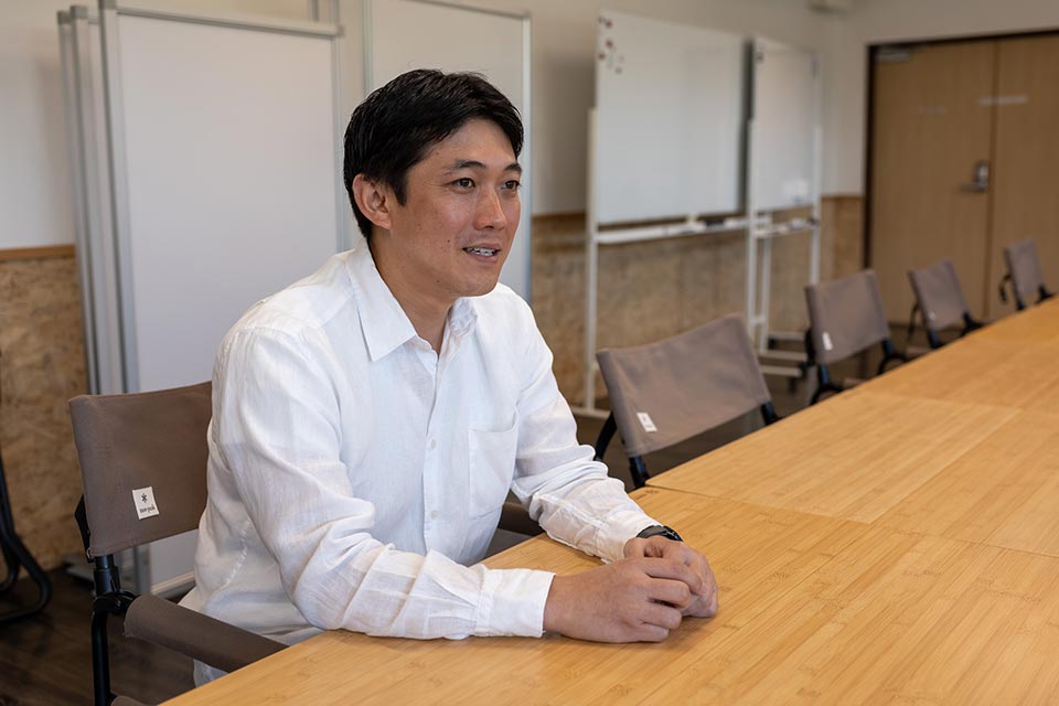 「移住者や移住希望者が、『人吉に行ったら、とりあえず「くまりば」に行けばいいと聞きました』と、ふらっと訪ねてくることも増えました」と語る祇園下さん。2026年8月からは、『地域の人事部』という人材と地元企業をマッチングする経済産業省の事業もスタート