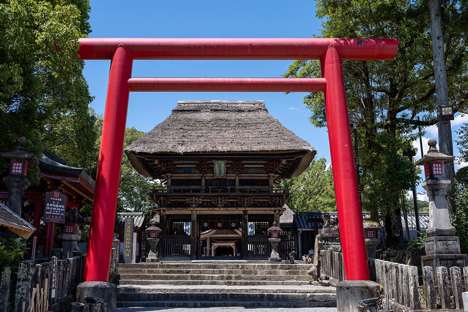 2008年に日本最南端の国宝に指定された「青井阿蘇神社」。茅葺(かやぶき)屋根の楼門や拝殿、本殿などで構成されています